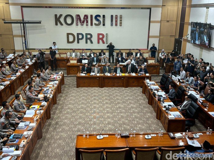 Rapat Kapolri bersama Komisi III DPR, Senin (11/11/2024).