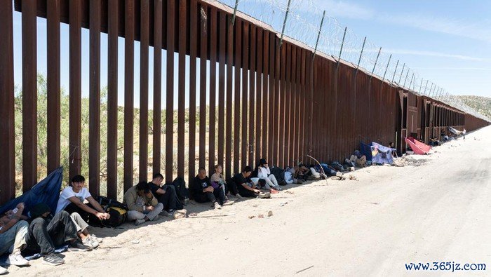 Asylum-seeking migrants walk toward main road to be transported at a staging area, after U.S. President Joe Biden announced a sweeping border security enforcement effort, in Jacumba Hot Springs, California, U.S. June 10, 2024. REUTERS/Go Nakamura