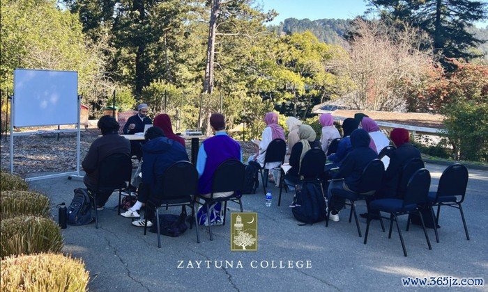 Amerika Serikat punya perguruan tinggi berbasis agama Islam yang telah berusia lebih dari satu dekade. Kampus bernama Zaytuna College ini didirikan pada 2009 lalu di California, tepatnya di Berkeley.