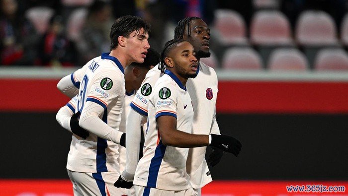 HEIDENHEIM, GERMANY - NOVEMBER 28: Christopher Nkunku of Chelsea celebrates with his teammates after scoring his teams first goal during the UEFA Conference League 2024/25 League Phase MD4 match between 1. FC Heidenheim 1846 and Chelsea FC at Voith-Arena on November 28, 2024 in Heidenheim, Germany. (Photo by Darren Walsh/Chelsea FC via Getty Images)