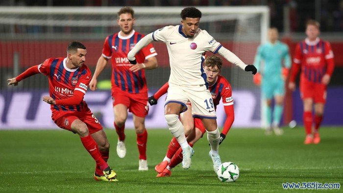 HEIDENHEIM, GERMANY - NOVEMBER 28: Jadon Sancho of Chelsea controls the ball under pressure from Norman Theuerkauf and Paul Wanner of 1.FC Heidenheim 1846 during the UEFA Conference League 2024/25 League Phase MD4 match between 1. FC Heidenheim 1846 and Chelsea FC at Voith-Arena on November 28, 2024 in Heidenheim, Germany. (Photo by Alex Grimm/Getty Images)