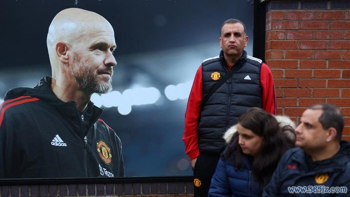 Soccer Football - Premier League - Manchester United v Chelsea - Old Trafford, Manchester, Britain - November 3, 2024 Manchester United fans stand by a picture of former manager Erik ten Hag outside the stadium before the match REUTERS/Molly Darlington EDITORIAL USE ONLY. NO USE WITH UNAUTHORIZED AUDIO, VIDEO, DATA, FIXTURE LISTS, CLUB/LEAGUE LOGOS OR LIVE SERVICES. ONLINE IN-MATCH USE LIMITED TO 120 IMAGES, NO VIDEO EMULATION. NO USE IN BETTING, GAMES OR SINGLE CLUB/LEAGUE/PLAYER PUBLICATIONS. PLEASE CONTACT YOUR ACCOUNT REPRESENTATIVE FOR FURTHER DETAILS..