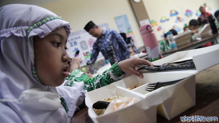 Presiden Prabowo Subianto menjadikan makan bergizi gratis jadi program kerja unggulannya. Uji coba hari ini digelar di sekolah swasta Jakarta.